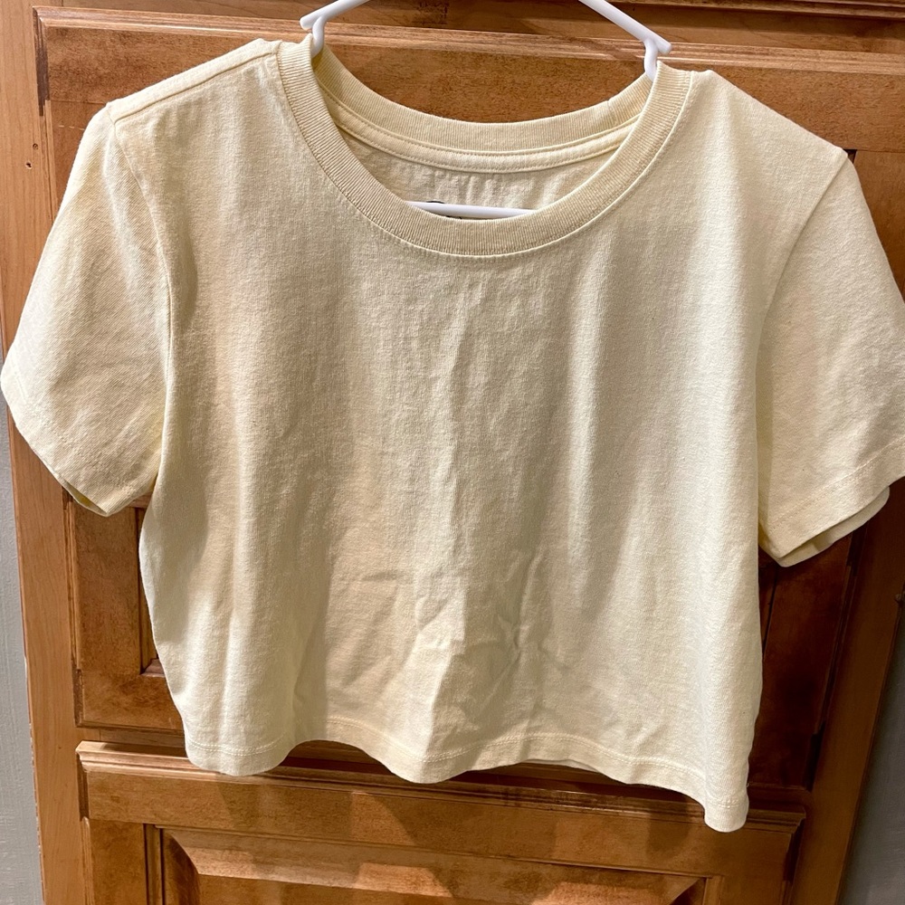 Cropped light yellow t-shirt